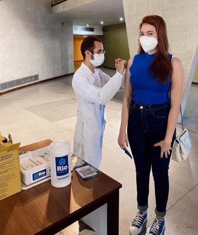 Ana Clara recebe primeira dose da vacina contra covid - Reprodução