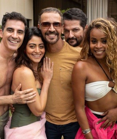 Os atores Marcelo Laham, 
Roberta Rodrigues, Carol Castro e Marcelo Serrado estrelam 
'Dois   Dois'. Abaixo, o diretor 
Marcelo Saback com o elenco - Divulgação