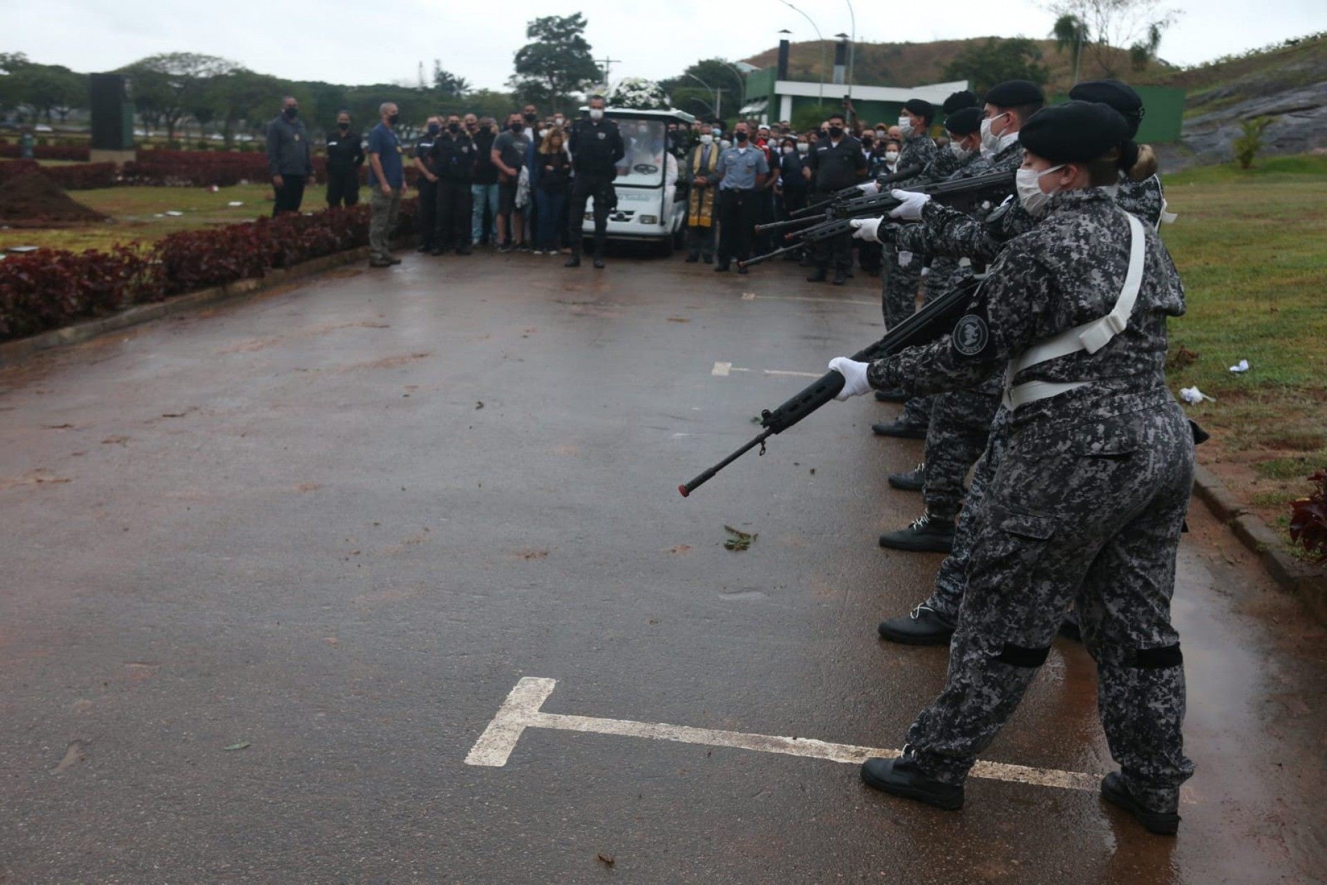 Enterro de PM morto com tiro na cabeça contou com a presença de 150 amigos e colegas de farda. Despedida teve honrarias como salva de tiros, lançamento de pétalas e música tocada pela banda da corporação - Cleber Mendes/Agência O Dia