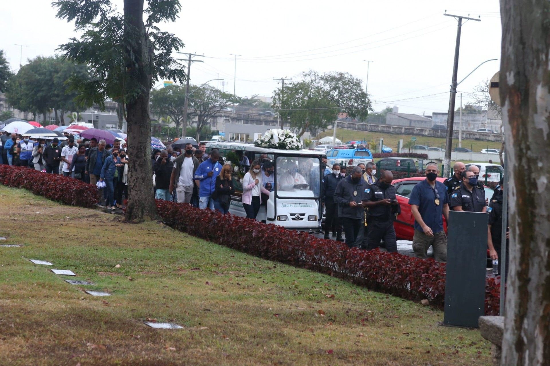 Enterro de PM morto com tiro na cabeça contou com a presença de 150 amigos e colegas de farda. Despedida teve honrarias como salva de tiros, lançamento de pétalas e música tocada pela banda da corporação - Cleber Mendes/Agência O Dia
