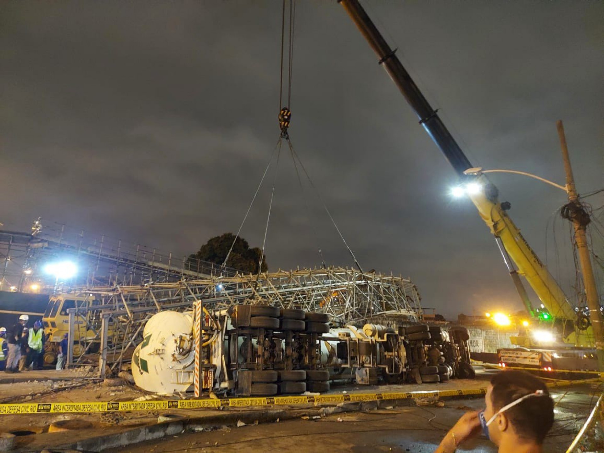 Agentes da prefeitura fazem içamento da passarela na Avenida Pastor Martin Luther King - REPRODUÇÃO TWITTER