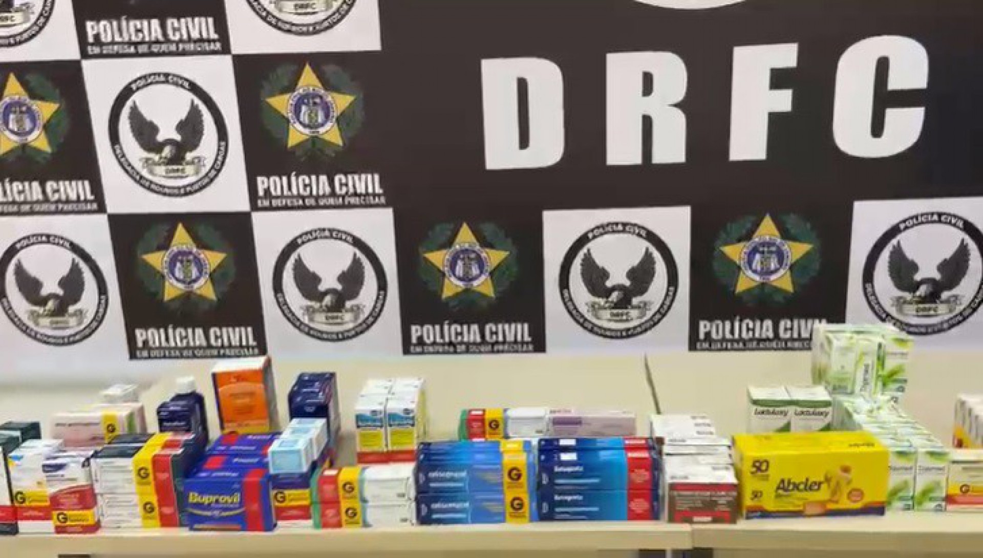 Dentre os diversos produtos, foram encontrados medicamentos controlados, como antibi&oacute;ticos e ansiol&iacute;ticos