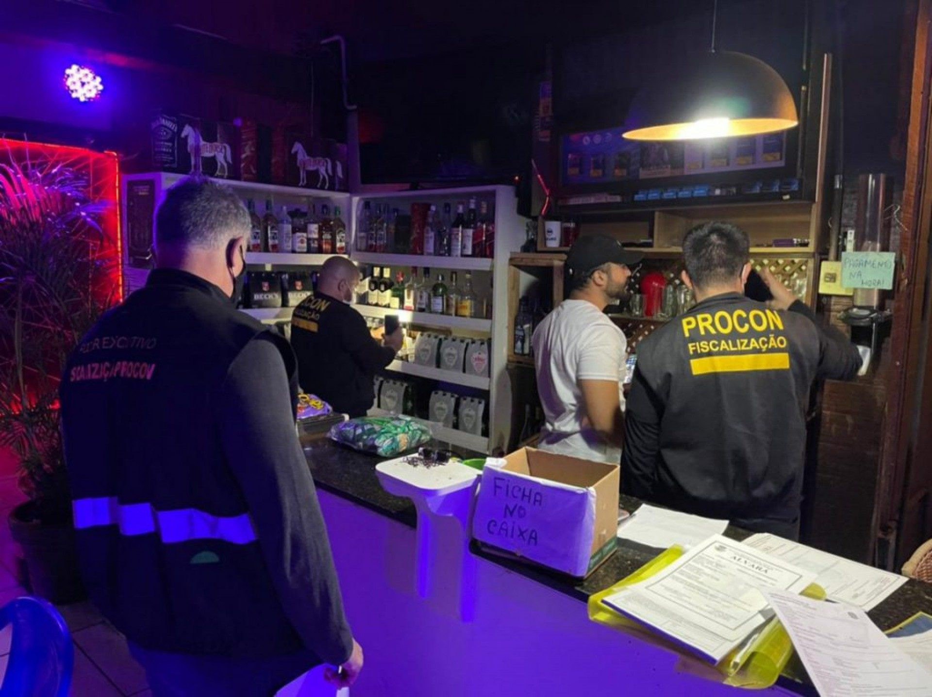 Em um dos estabelecimentos, os agentes flagraram muita sujeira e equipamentos de cozinha em péssimas condições - Letycia Rocha (RC24h)