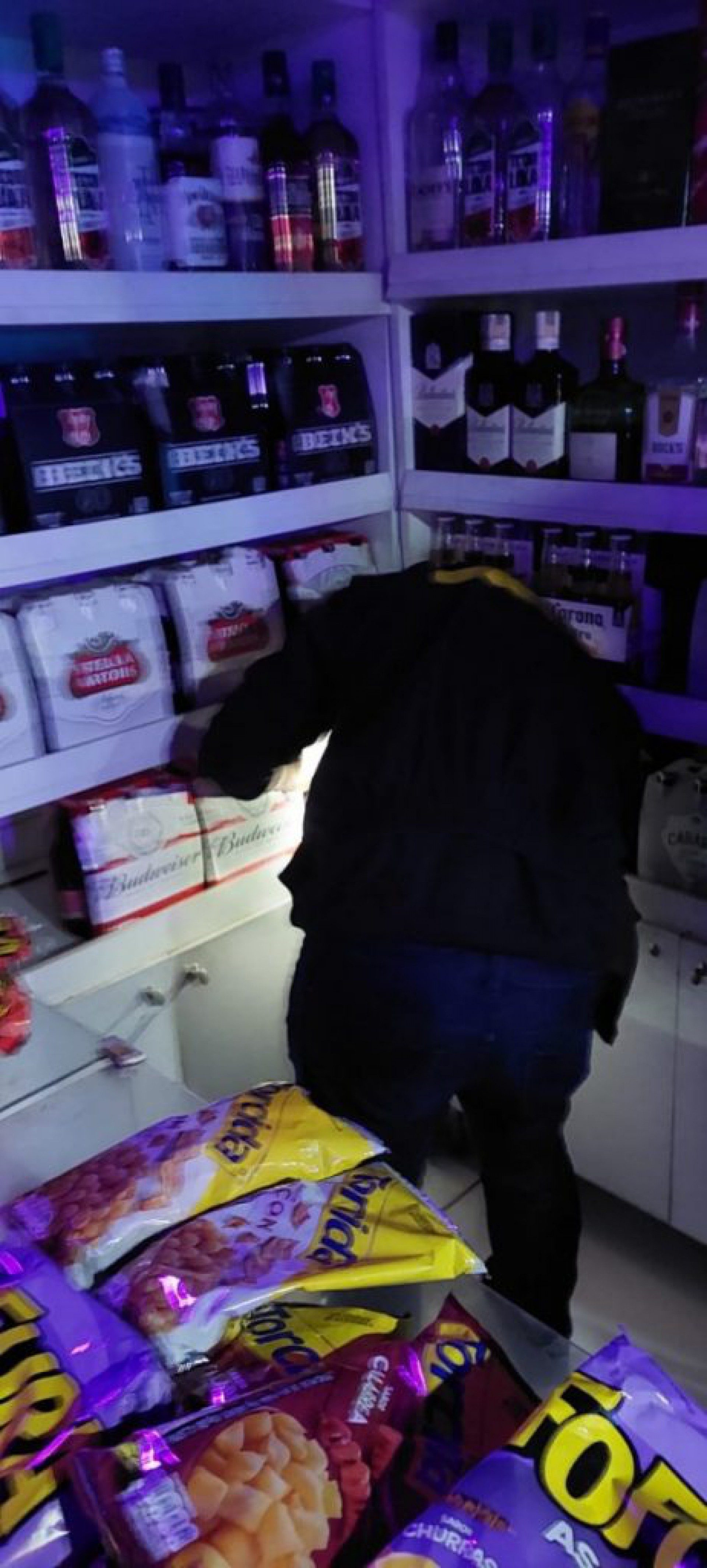 Em um dos estabelecimentos, os agentes flagraram muita sujeira e equipamentos de cozinha em péssimas condições - Letycia Rocha (RC24h)