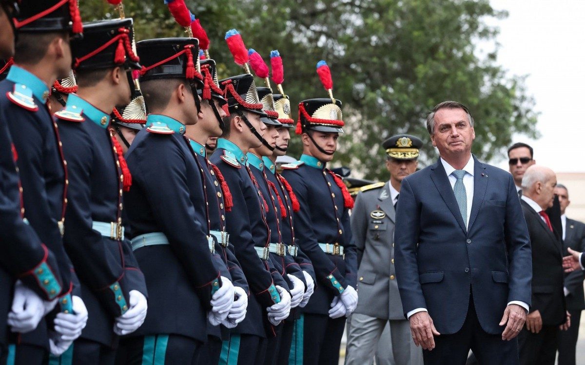 Bolsonaro participa de evento em Academia Militar no sul fluminense