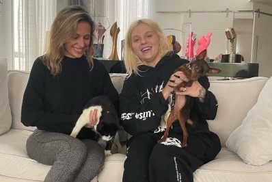 Luísa Sonza adota cachorrinha resgatada por Luísa Mell
