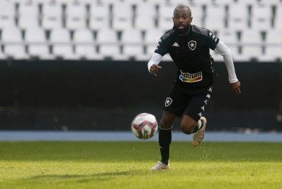 Chay publica foto de tornozelo inchado e reclama de agressão no empate com o Goiás