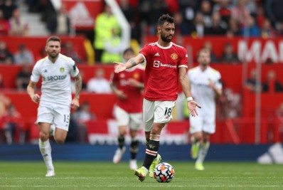 Pogba e Bruno Fernandes dão show e United goleia o Leeds em Old Trafford lotado