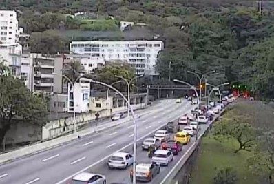 Acidente entre carros e um caminhão deixa duas mulheres com ferimentos leves  no Túnel Rebouças