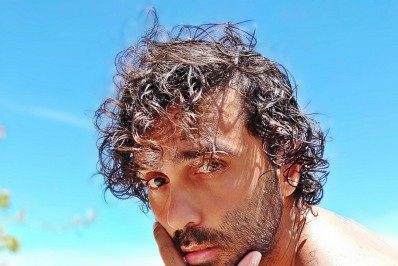 Vídeo! Rico Ayade canta Caetano Veloso e faz releitura sexy de 'Leãozinho'