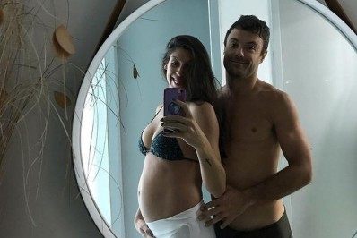 Kayky Brito posa com a namorada grávida em selfie no espelho