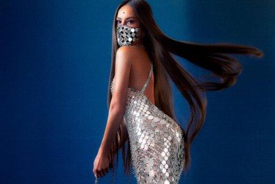 Vídeo! Com look prateado, Sabrina Sato é coroada rainha da bateria da Vila Isabel