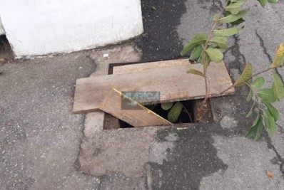 Senhora de idade cai em bueiro no Hospital Conde Modesto Leal