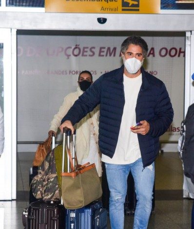 Marcos Mion desembarca com a esposa, Suzana Gullo, em aeroporto de São Paulo - Leo Franco/Agnews