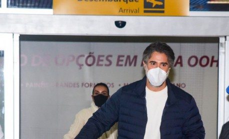 Marcos Mion desembarca com a esposa, Suzana Gullo, em aeroporto de São Paulo - Leo Franco/Agnews