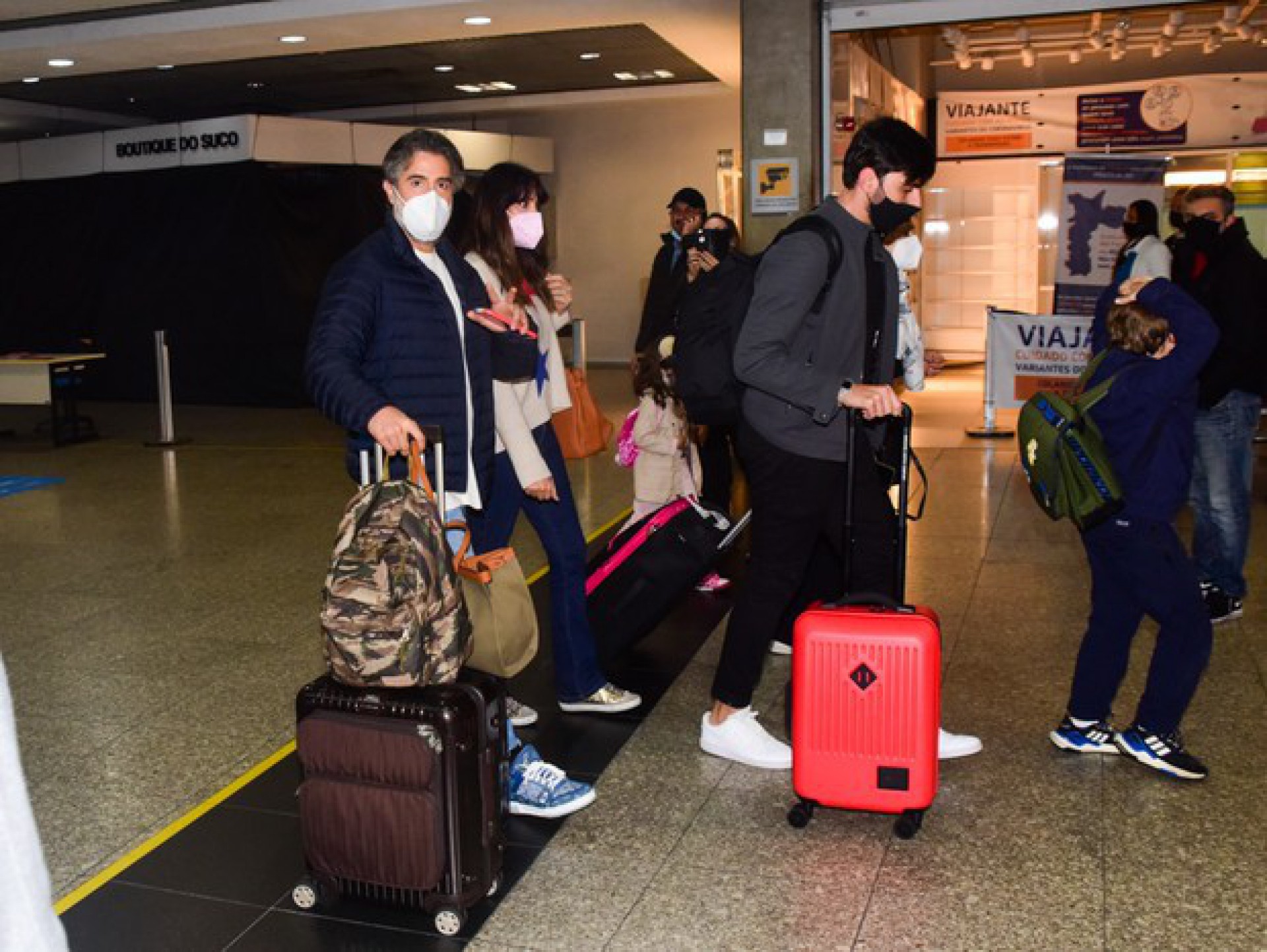 Marcos Mion desembarca com a esposa, Suzana Gullo, em aeroporto de São Paulo - Leo Franco/Agnews