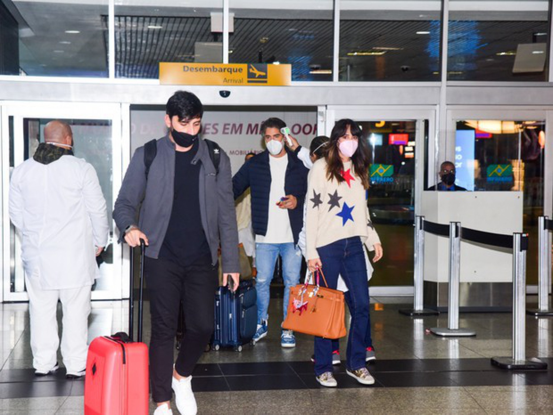 Marcos Mion desembarca com a esposa, Suzana Gullo, em aeroporto de São Paulo - Leo Franco/Agnews