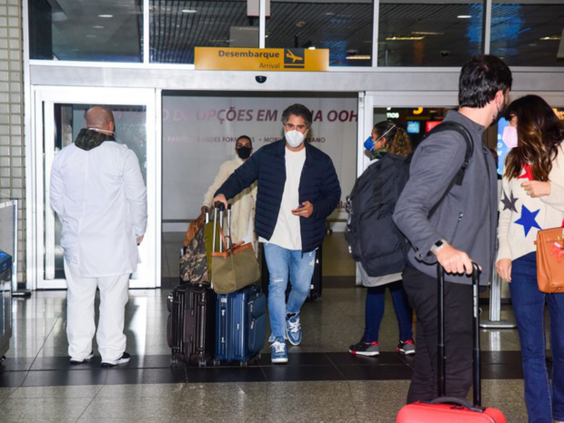 Marcos Mion desembarca com a esposa, Suzana Gullo, em aeroporto de São Paulo - Leo Franco/Agnews