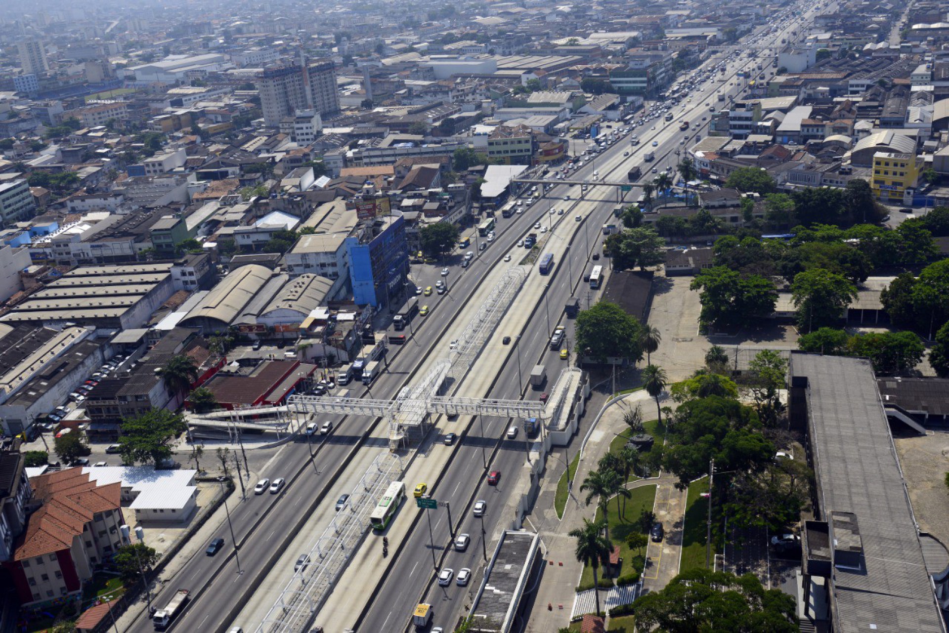 Avenida Brasil terá interdições parciais entre Caju e Irajá a partir deste domingo