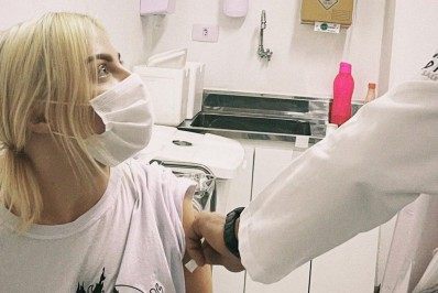 Luísa Sonza recebe vacina contra covid e desabafa: 'Fora Bolsonaro'