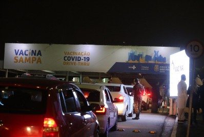 Em SP, 'virada’ tem emoção, fila e mais de 470 mil vacinados