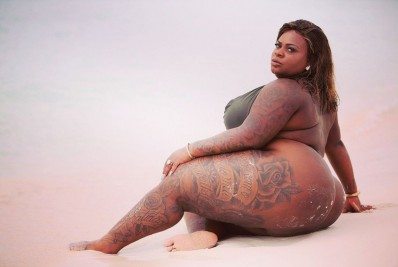 Ousada! Jojo Todynho exibe curvas em fotos de biquíni