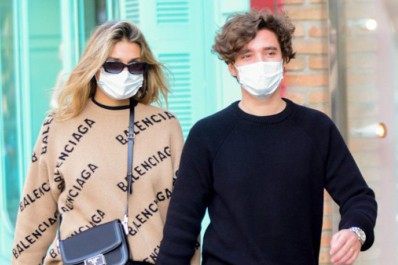 Sasha Meneghel usa roupa de grife para passear com marido em bairro nobre