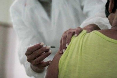 Segunda dose de Astrazeneca volta a ser aplicada em Niterói