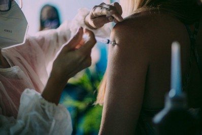 Pessoas entre 24 e 27 anos serão vacinadas contra a Covid-19 a partir de terça (17) em Cabo Frio