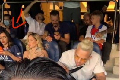 Novo affair de Neymar assiste jogo do PSG com o craque