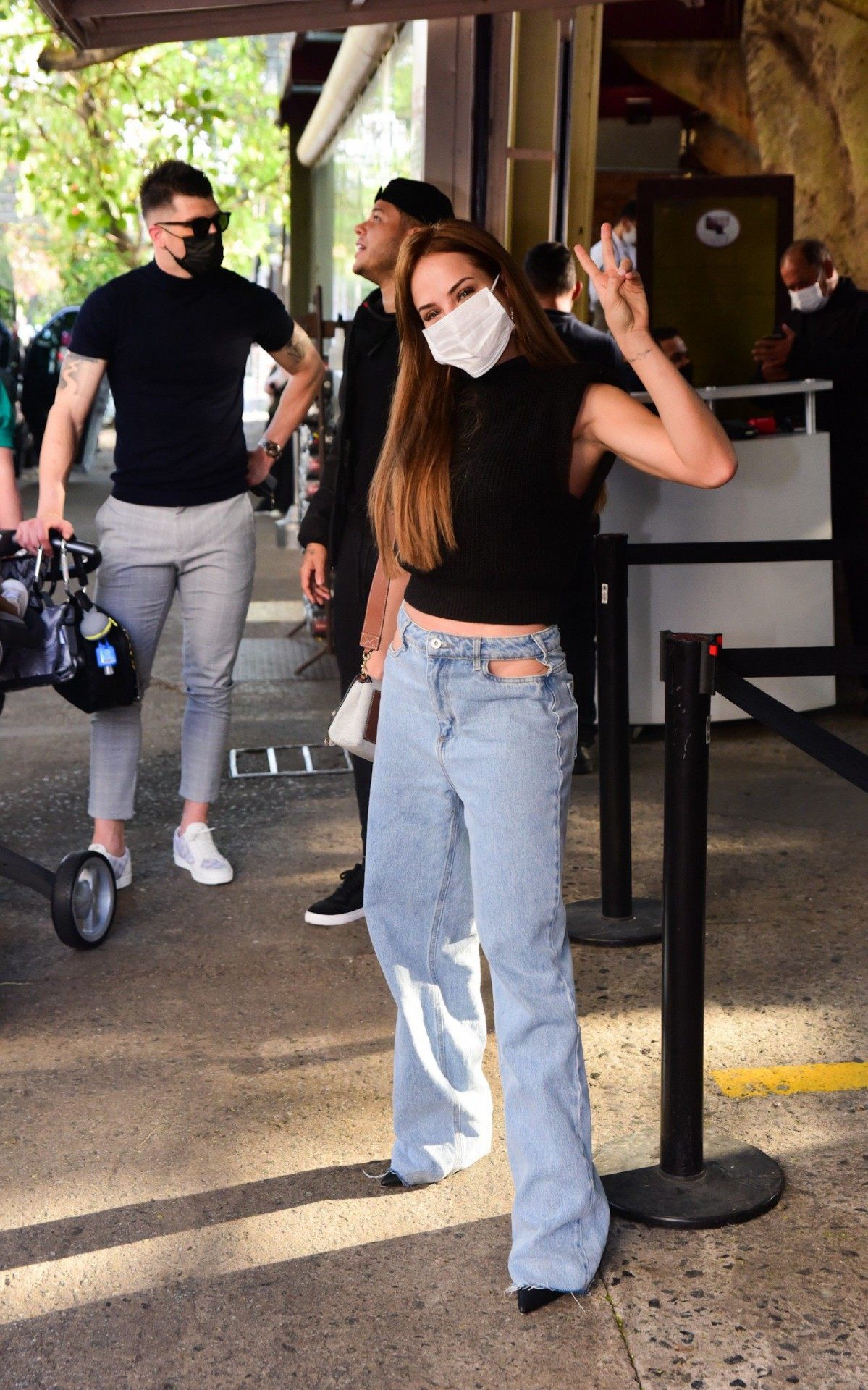 Ex-BBB Gabi Martins e Tierry reatam namoro e almo&ccedil;am em restaurante de S&atilde;o Paulo neste domingo