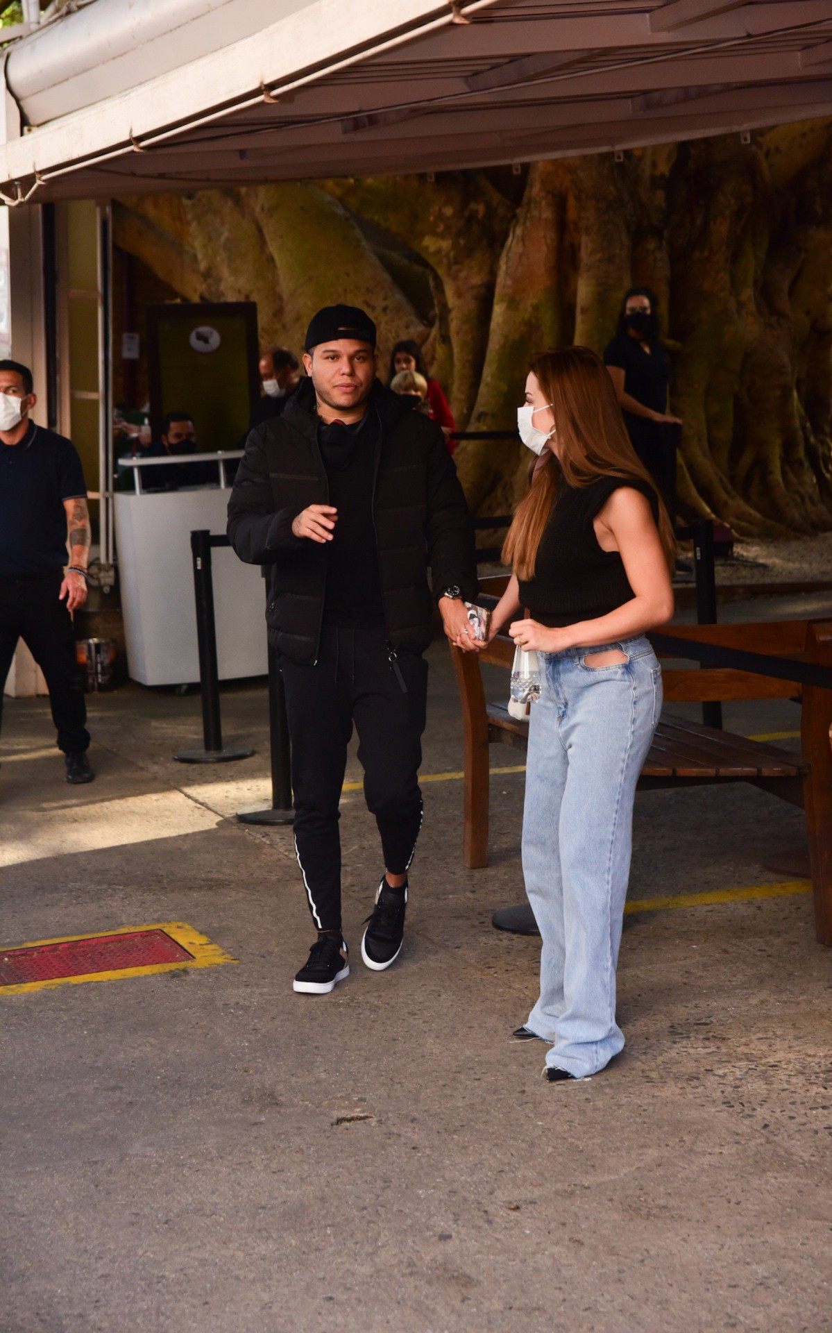 Ex-BBB Gabi Martins e Tierry reatam namoro e almo&ccedil;am em restaurante de S&atilde;o Paulo neste domingo