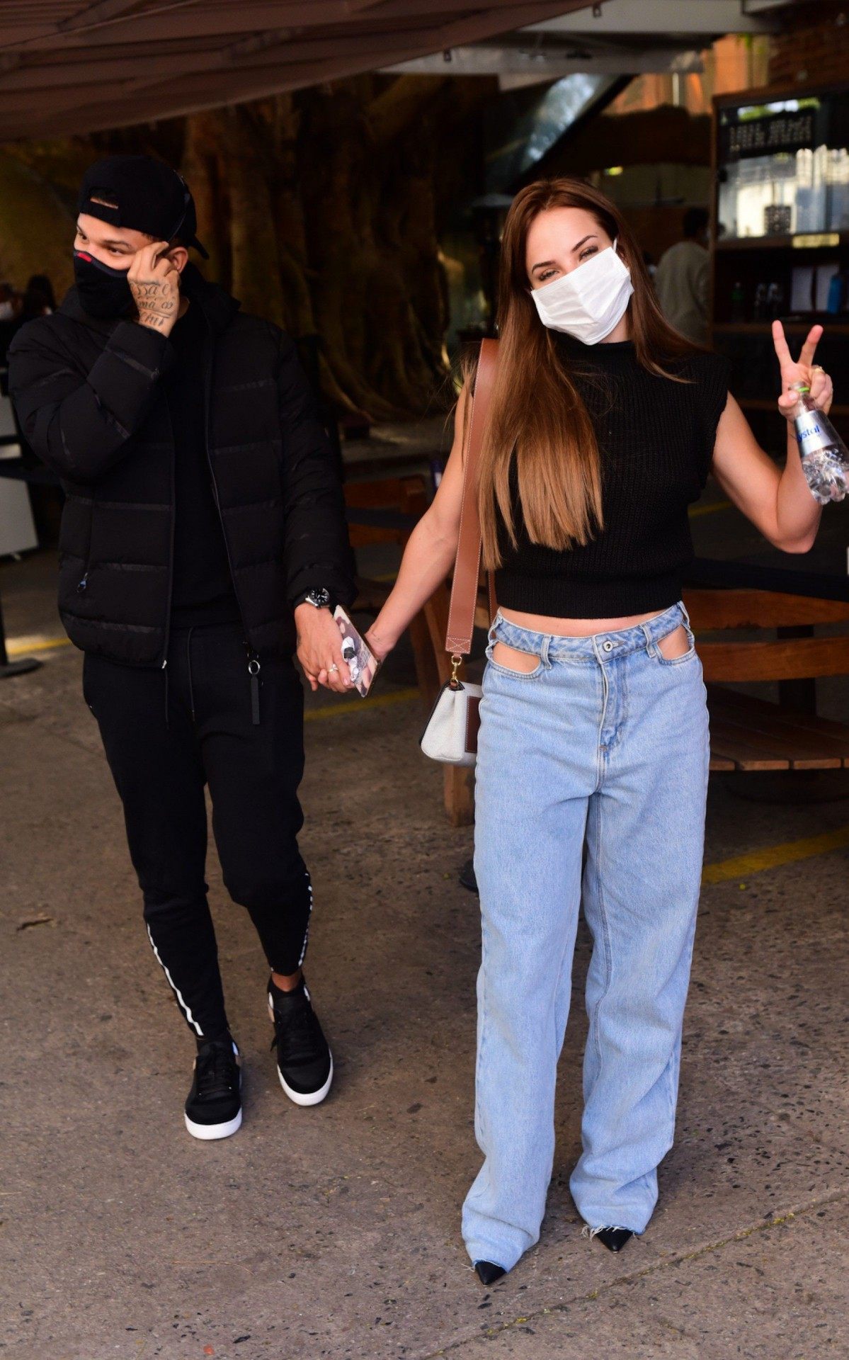 Ex-BBB Gabi Martins e Tierry reatam namoro e almo&ccedil;am em restaurante de S&atilde;o Paulo neste domingo