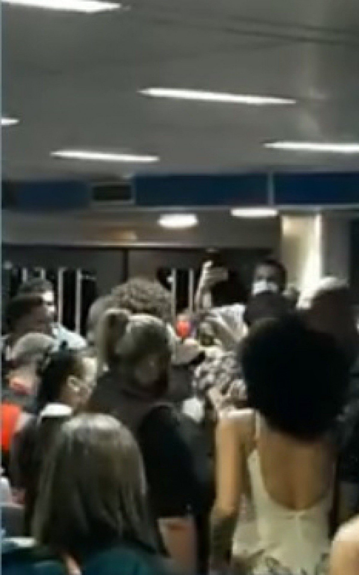 Passageiros fazem roda de samba e se aglomeram dentro da barca de Paquet&aacute;