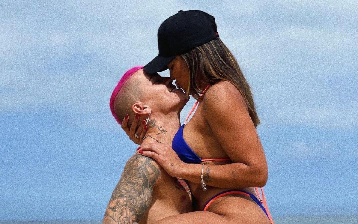 Biel e Tays Reis posam na praia