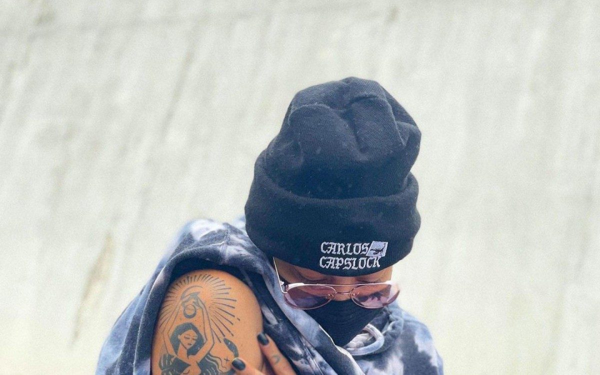 Pabllo Vittar recebe 1ª dose da vacina contra covid-19