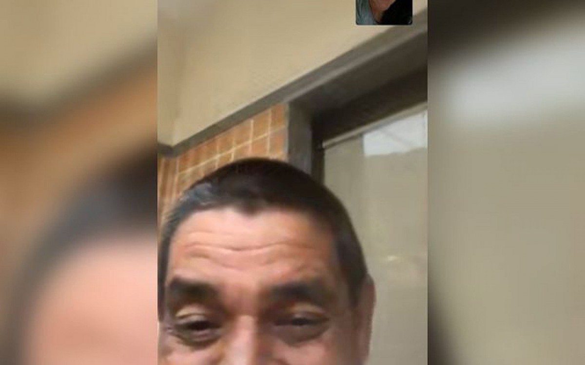 Zeca Pagodinho e Regina Casé fazem chamada de vídeo enquanto o cantor está internado com covid-19