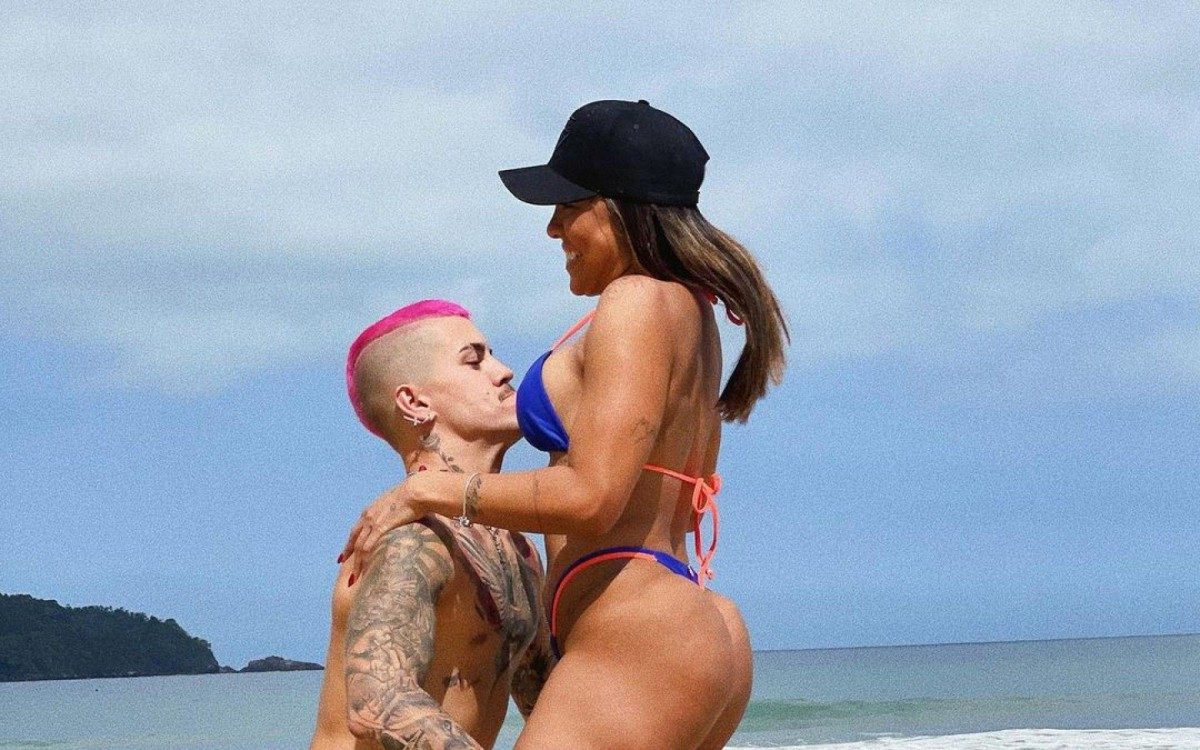 Biel e Tays Reis posam na praia