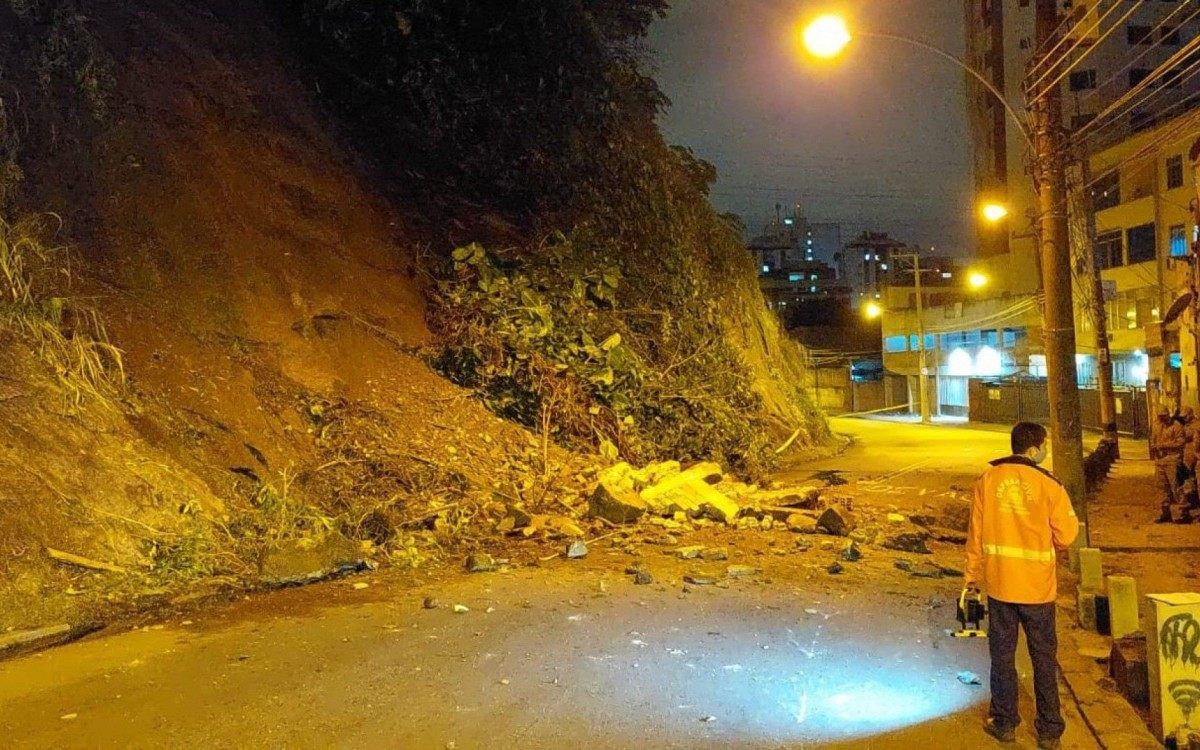 Duas casas foram atingidas pelo deslizamento de terra - Reprodução/Centro de Operações Rio