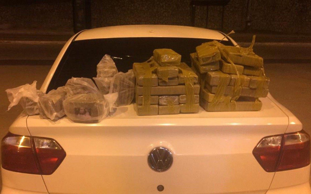 Foram apreendidos 78 tabletes de maconha de 1,5kg, al&eacute;m de tabletes menores com a descri&ccedil;&atilde;o 'A braba 100'