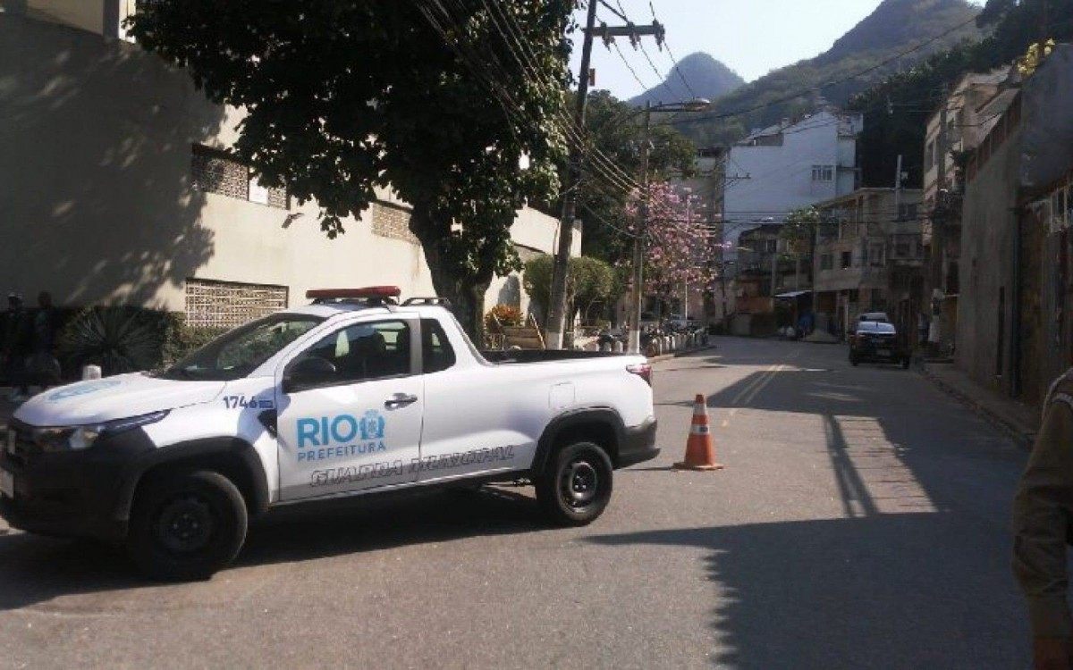 Equipes da Seconserva, Defesa Civil, GEO-Rio, Comlurb e GM trabalham no local
