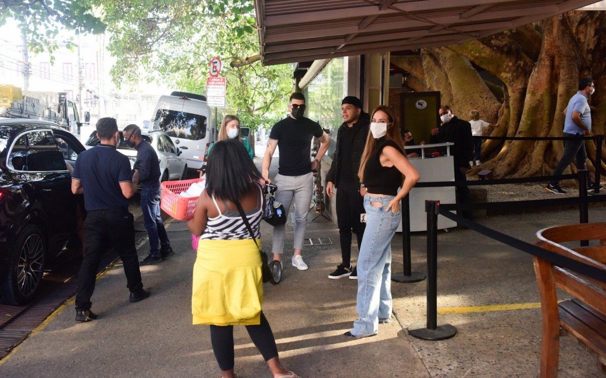 Ex-BBB Gabi Martins e Tierry reatam namoro e almo&ccedil;am em restaurante de S&atilde;o Paulo neste domingo