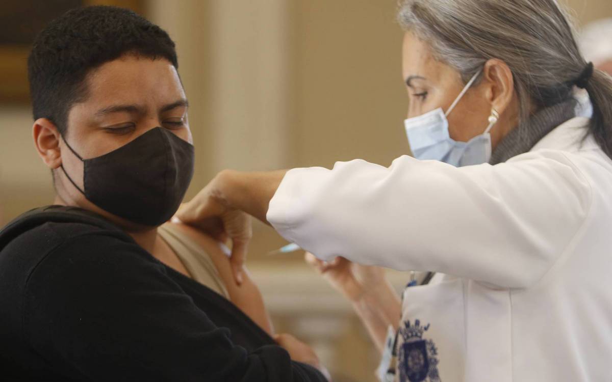 Geral - Abertura do ponto de vacinaçao na Camara Municipal do Rio, na Cinelandia, centro do Rio. Na foto, Hugo Santos, 22.