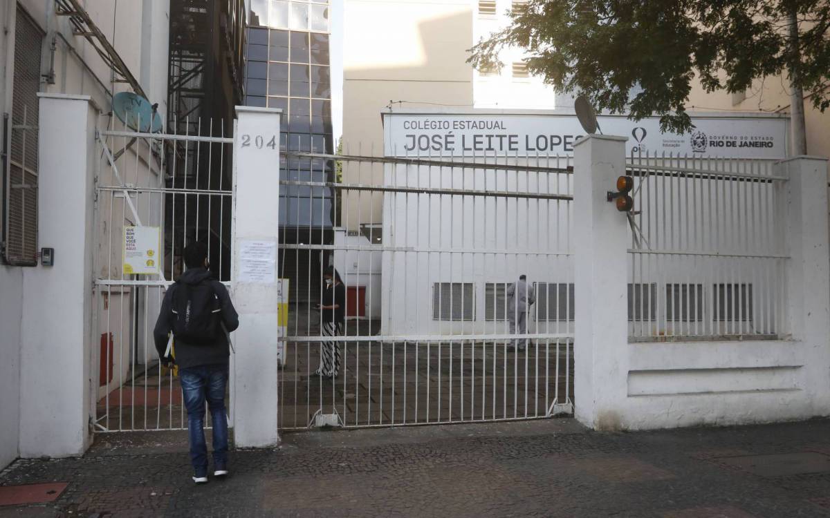 Geral - Volta as aulas na rede estadual de ensino, no Rio de Janeiro. Na foto, Colegio Estadual Jose Leite Lopes, Na Rua Uruguai, no Andarai, zona norte do Rio.