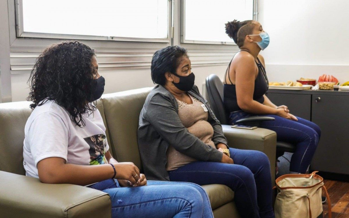 Reunião realizada nesta segunda-feira entre a família da vítima, a Comissão de Direitos Humanos da Alerj e da OAB e a Defensoria Pública do Rio - André Edgar