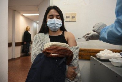 Covid-19: Uruguai começa a aplicar dose de reforço da Pfizer em vacinados com Coronavac