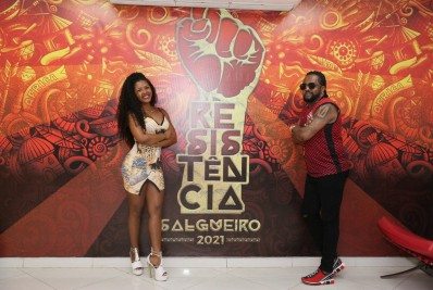 Xande de Pilares leva namorada à Feijoada do Salgueiro