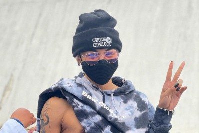 Pabllo Vittar recebe 1ª dose da vacina contra covid-19 e declara: 'Fora, genocida'