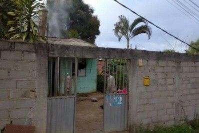 Duas crianças são encontradas carbonizadas após incêndio em casa no ES