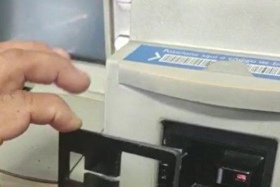 Agentes do Copacabana Presente encontram dispositivo para fraudar cartões em agência bancária